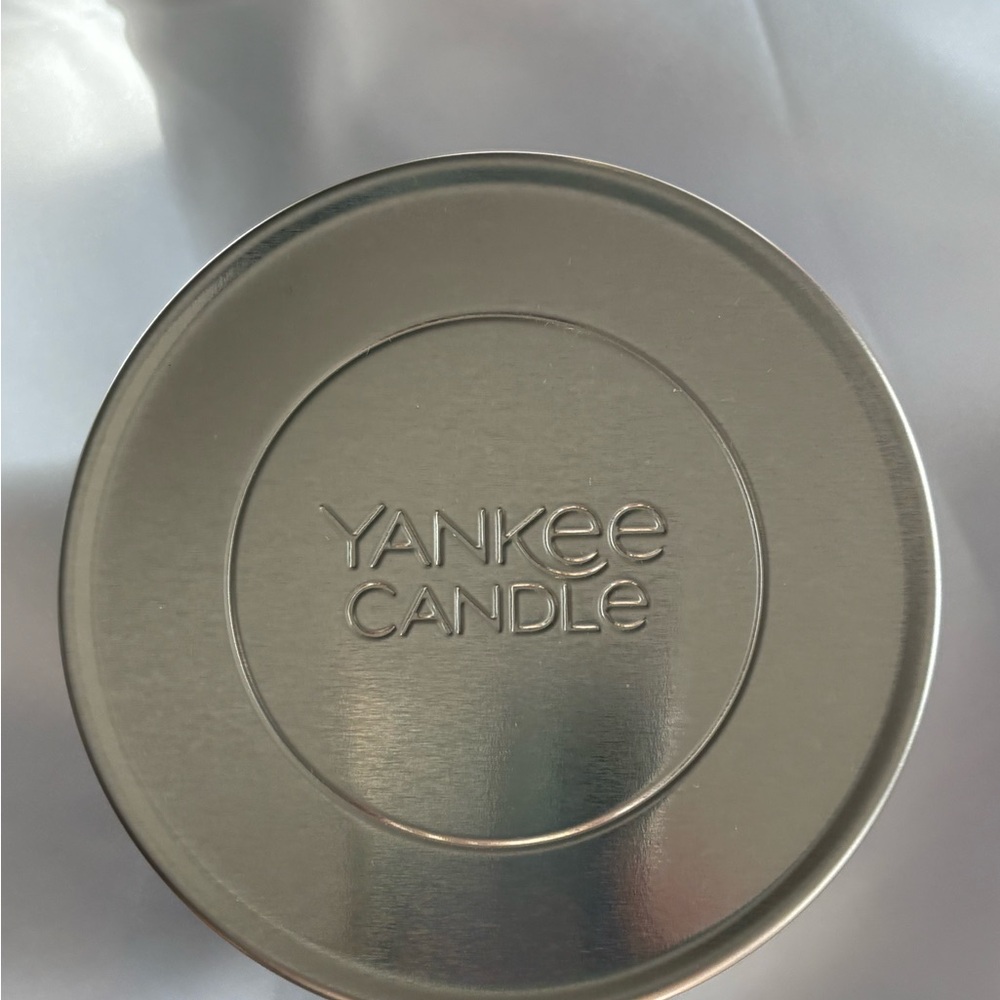 BRAND NEW Yankee Candle Lilac Blossoms - Picture 3 of 4